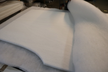 SHINKEフルフラットマットのマット材を中綿ではさむ工程