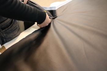 SHINKEフルフラットマットの生地を車種別サイズにカットする工程