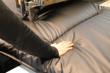 SHINKEフルフラットマットにキルティング加工を施す工程
